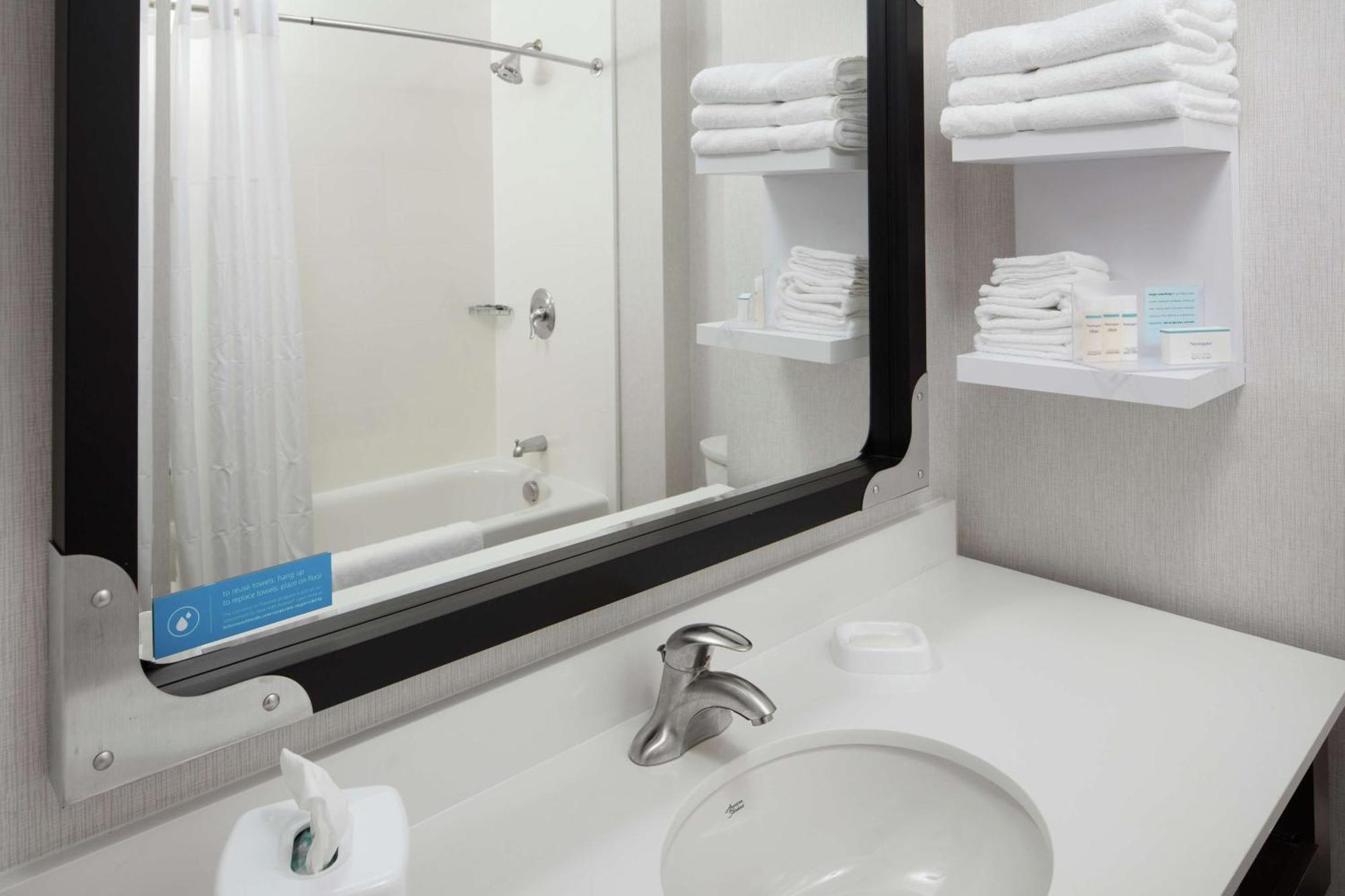 Hampton Inn & Suites Teaneck/Glenpointe Exteriér fotografie
